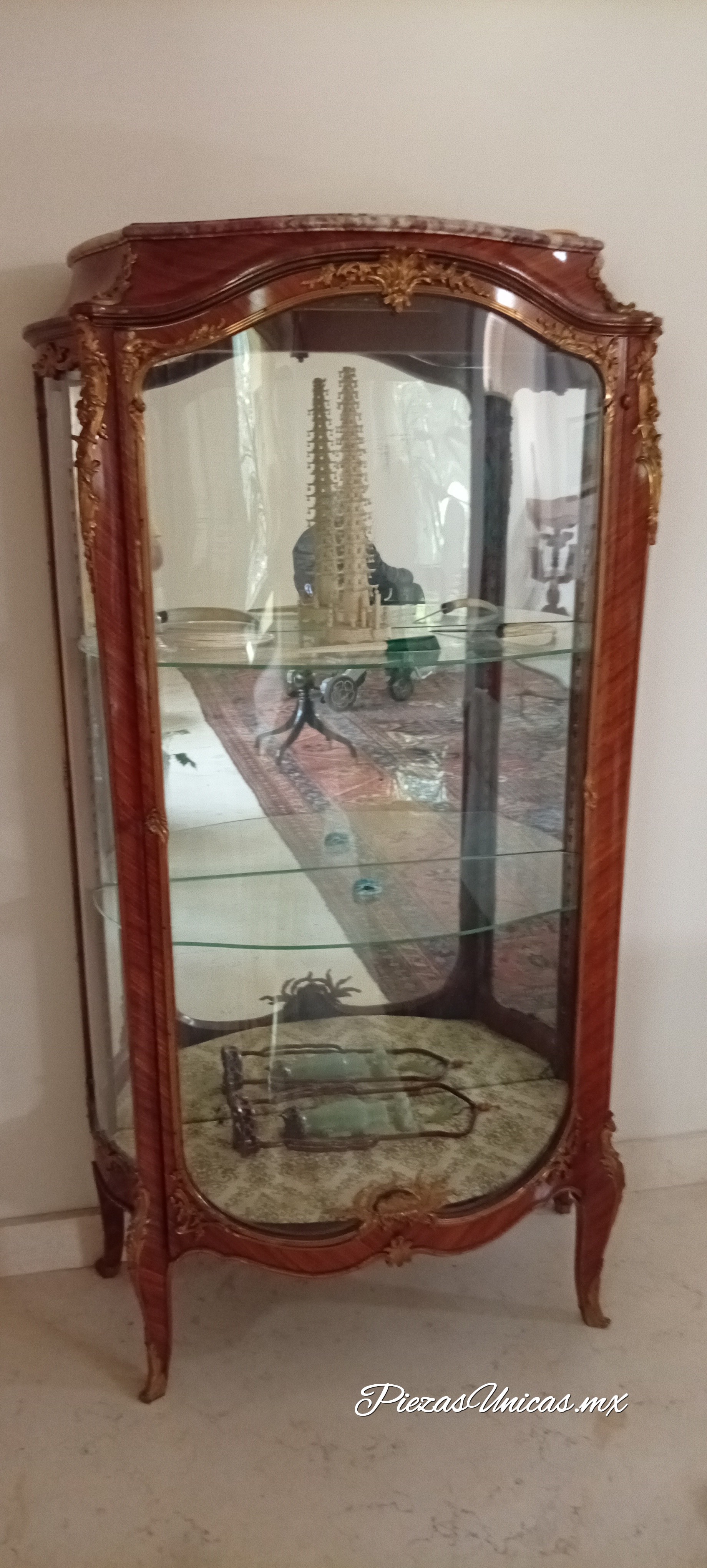 Vitrina Luis XV en Marquetería y Bronce - PU-3000