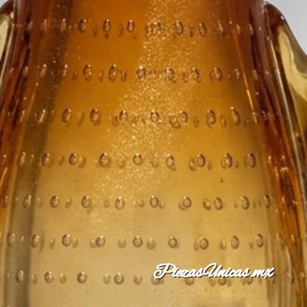 Detalle del cristal ámbar con burbujas controladas e hilos de oro